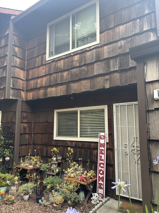 Primary Photo - 1558 Parkway Dr