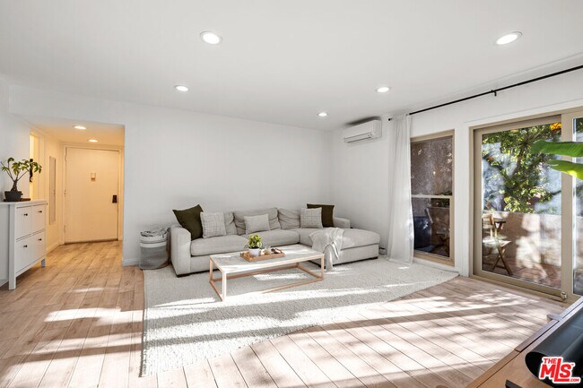 Foto del edificio - 5651 Windsor Way