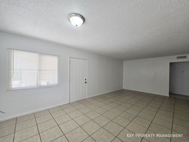 Building Photo - 1908 Rexford Dr