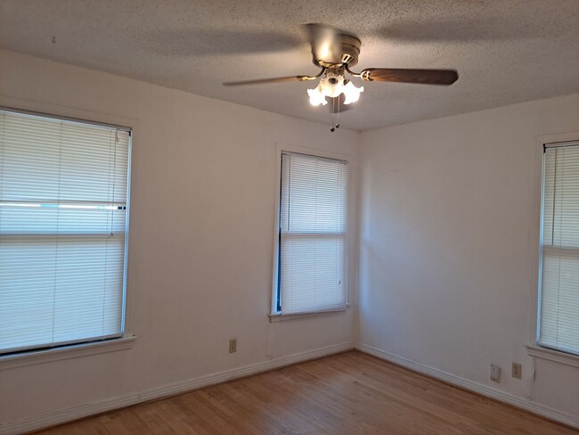 Building Photo - 3 Bedrooms, 1 Bathroom, 2 Car Garage @ Nor...