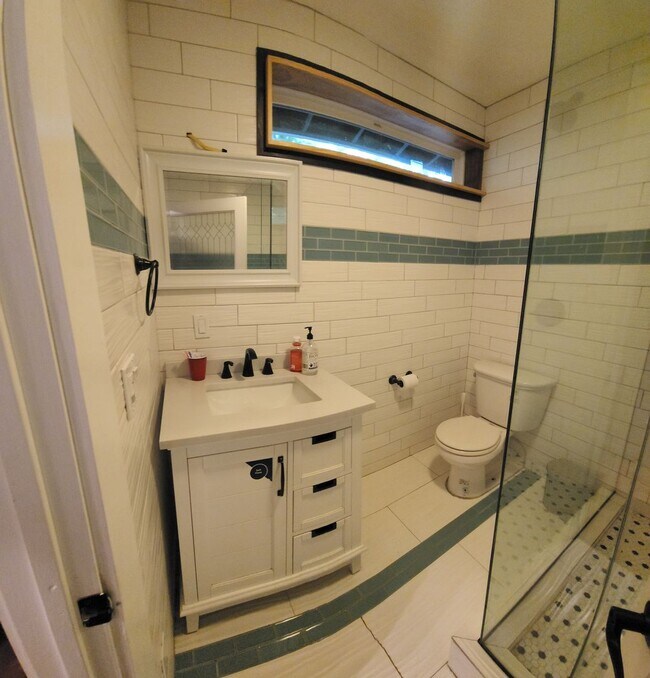 Building Photo - Free standing cozy creekside Downtown home