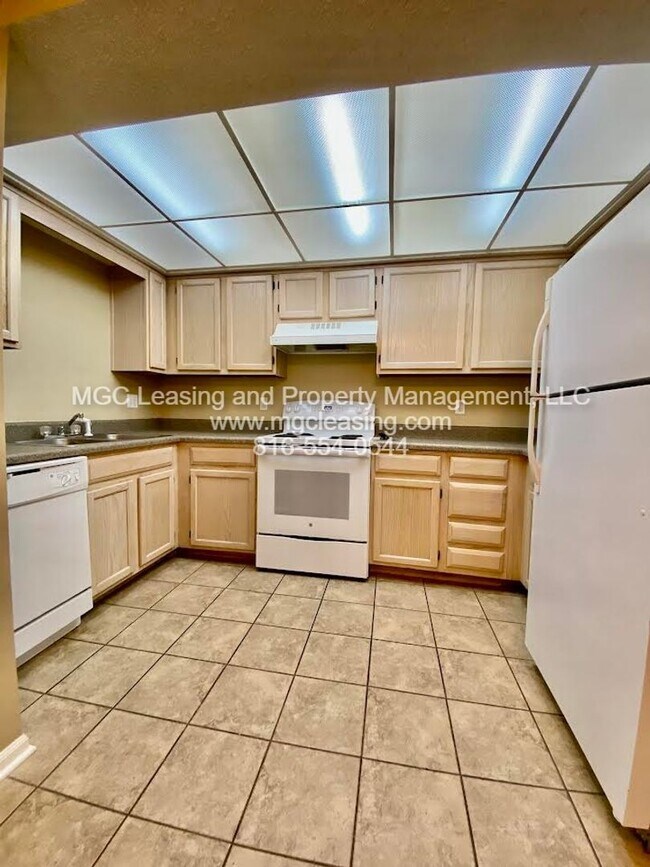 Foto del edificio - Whispering Winds Townhome in Lee's Summit MO