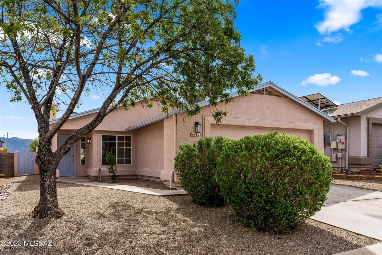 Foto principal - 4643 S Foxdale Dr