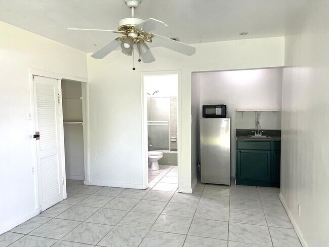 Foto del edificio - 886 NE 35th St
