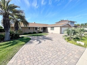 Building Photo - 6082 Madra Ave