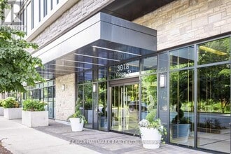 Building Photo - 3018 Yonge St