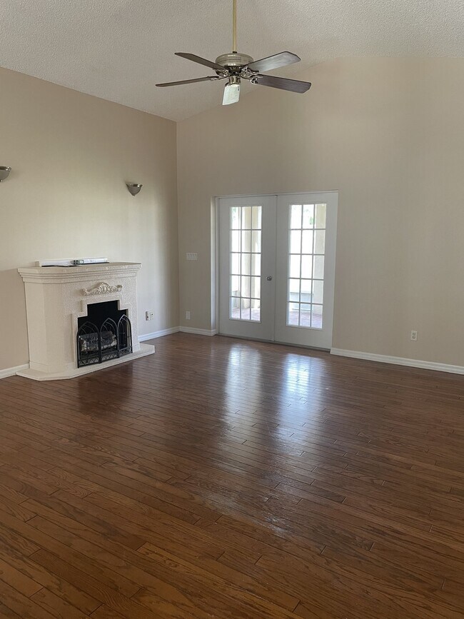 Building Photo - 3 bedroom, 2 bath conveniently located home!