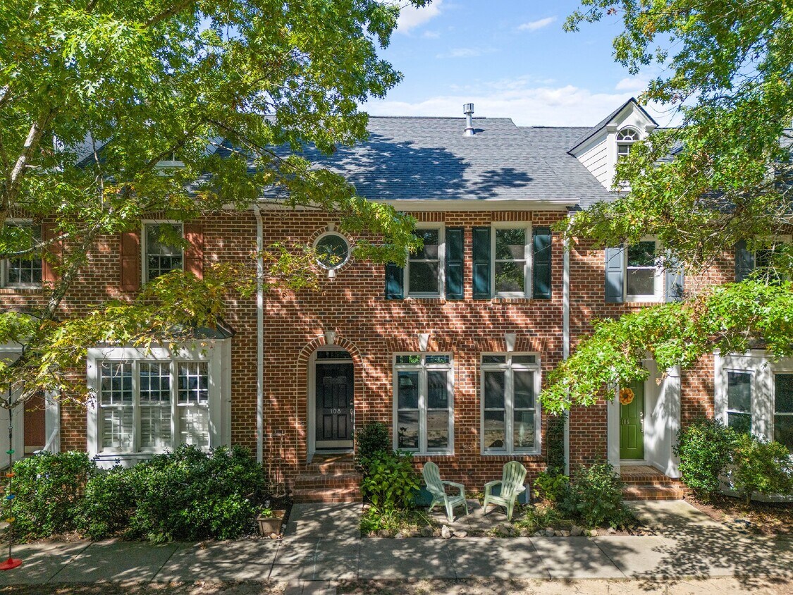 Foto principal - Beautiful Southern Village townhome - Furn...