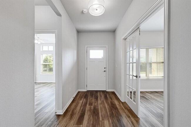 Building Photo - 8816 Mina Dr