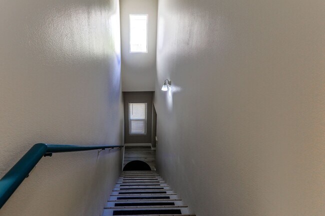 Building Photo - Beautiful 2 Bedroom With 2 Car Garage Summ...