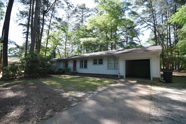 Foto del edificio - 3 Bed 2 Bath with Large Backyard Close to ...