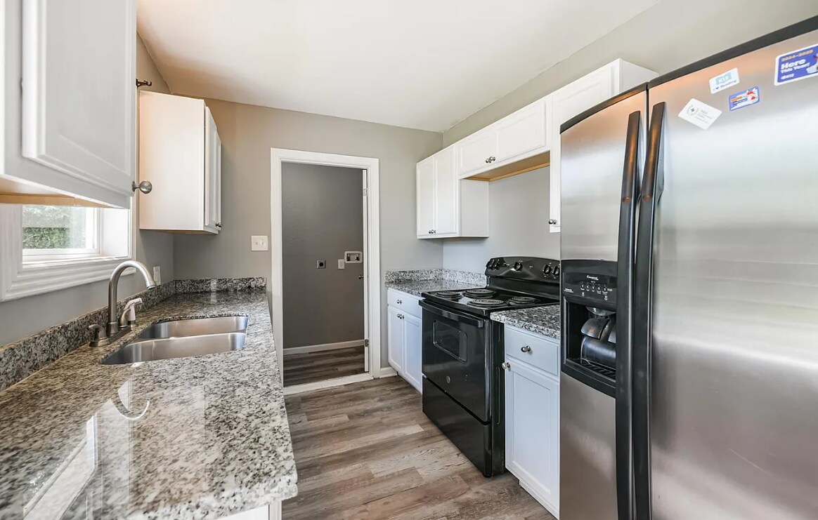 Foto del edificio - 5746 Lakefield Dr