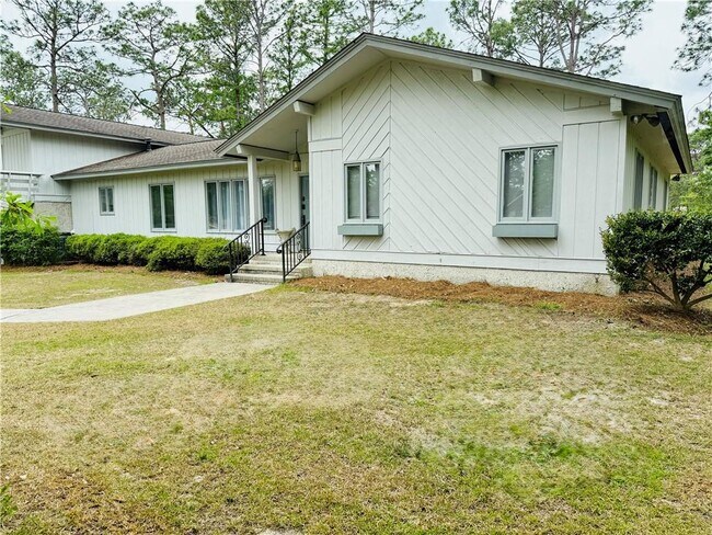 Foto del edificio - 28 Pine Forest Dr W