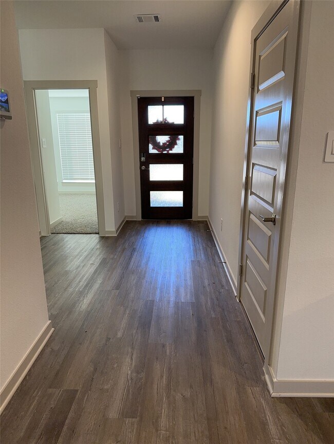 Foto del edificio - 7315 Lakeway Blf Ln