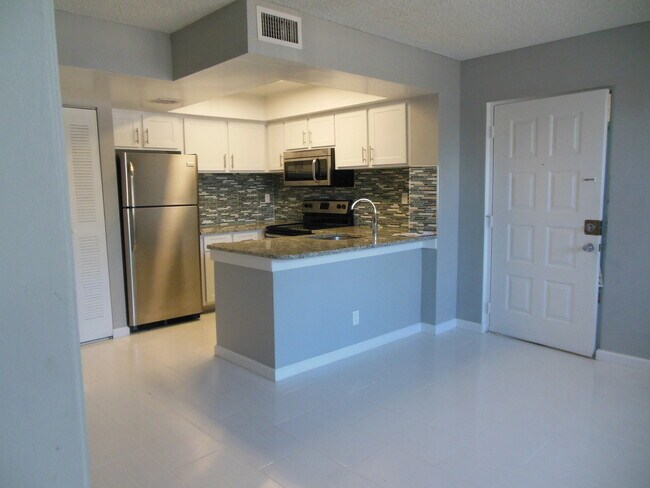 Foto del edificio - ONE BEDROOM ONE BATHROOM!  WATERFRONT COMM...
