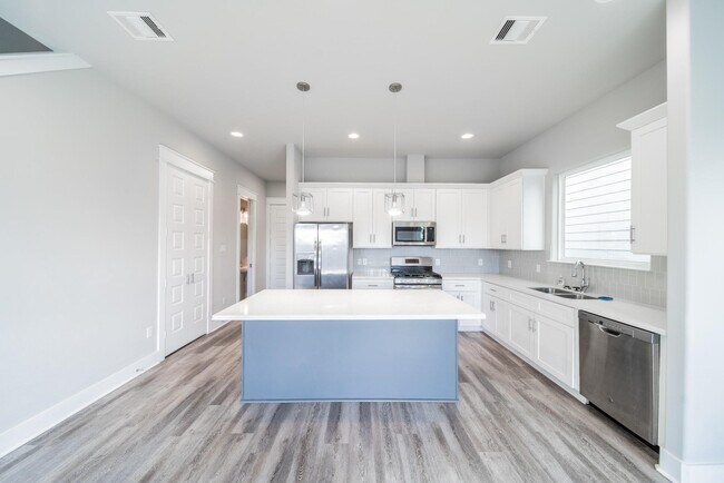 Building Photo - 2507 Des Chaumes St