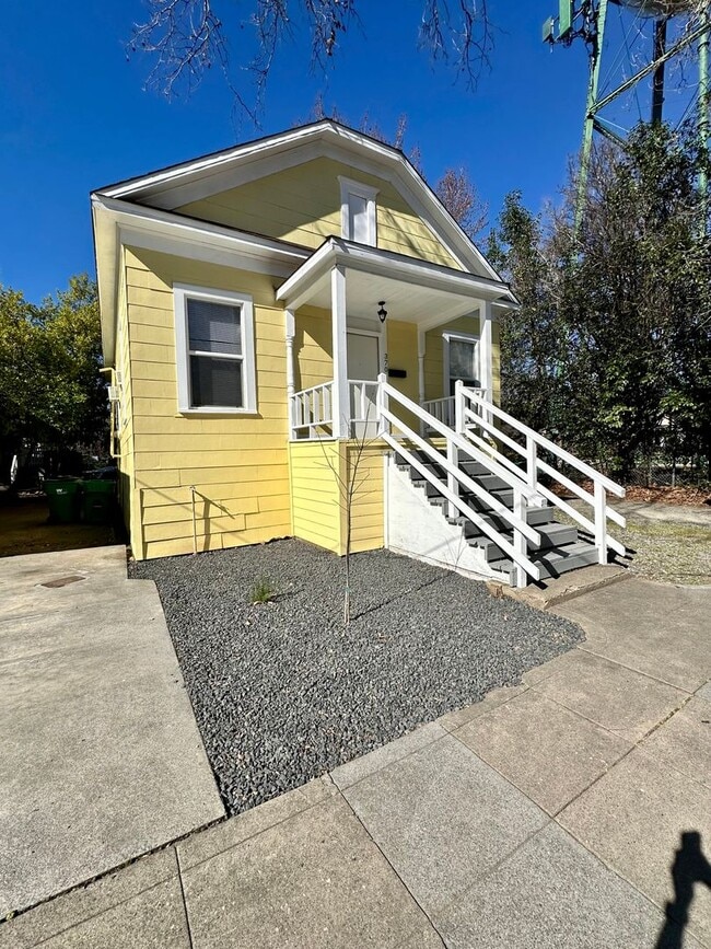 Building Photo - Reserve Now for June 2026! Great House in Downtown Chico