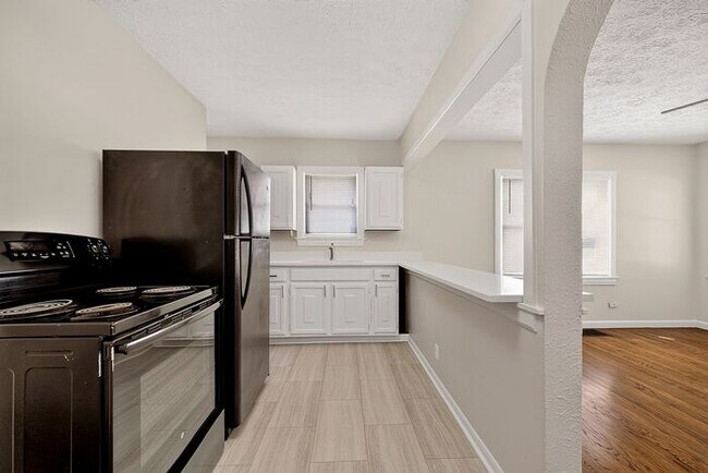 Building Photo - Freshly Updated Home in Warren Township