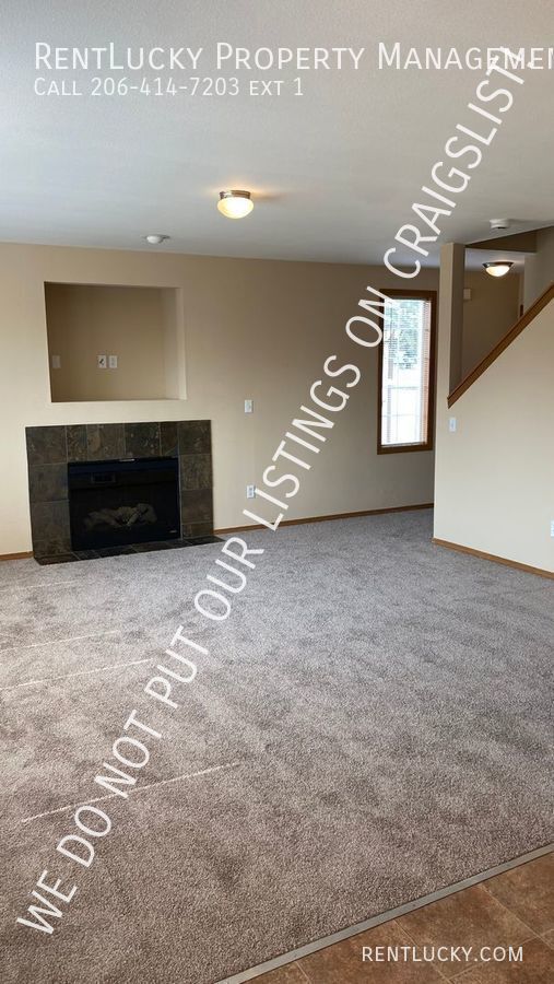 Building Photo - Beautiful & LARGE 3-Bedroom Duplex with Ga...