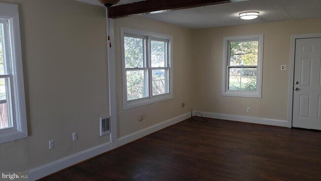 Building Photo - 505 York Ave