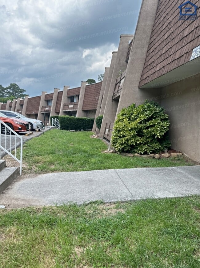 Building Photo - 915 S Seminole Dr