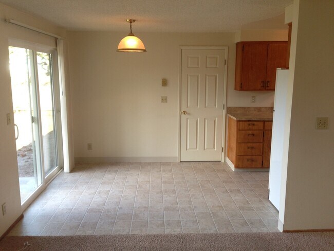 Building Photo - 3 bedroom home with large bonus room and f...