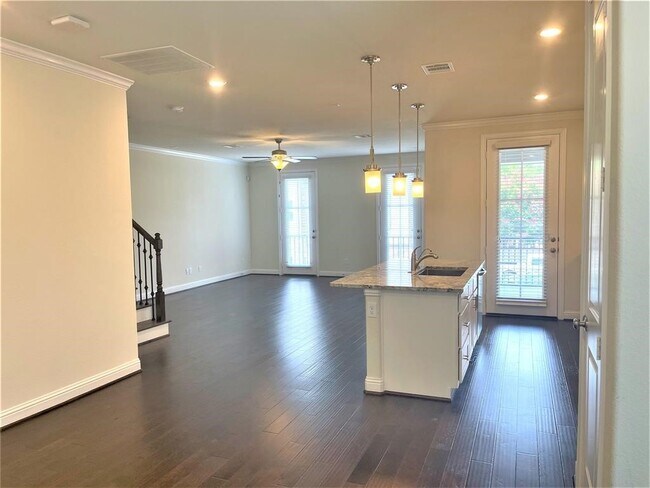 Foto del edificio - 1403 Adell Rose Ln