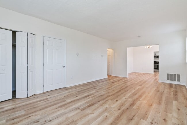 Building Photo - 2807 Neeld Ave