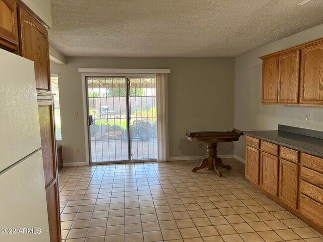 Foto del edificio - 7827 W College Dr