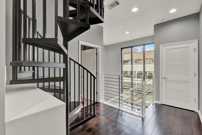 Foto del edificio - Luxury 2 Bedroom 2.5 Bath Townhome In Down...