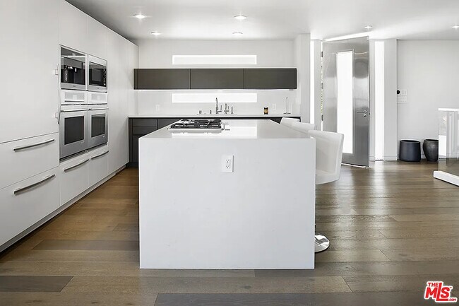 Foto del edificio - 1464 Sunset Plaza Dr