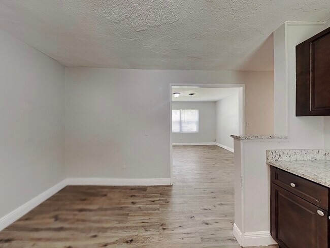 Building Photo - 307 S Montgomery Ave