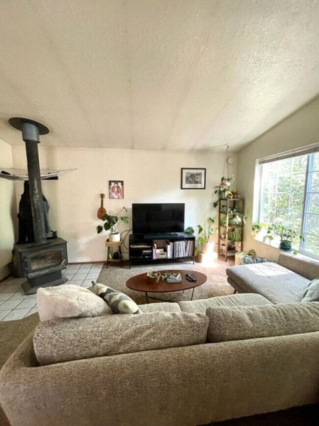 Building Photo - Three bedroom Westside home near OSU Casca...