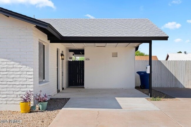 Building Photo - 414 W Santa Cruz Dr