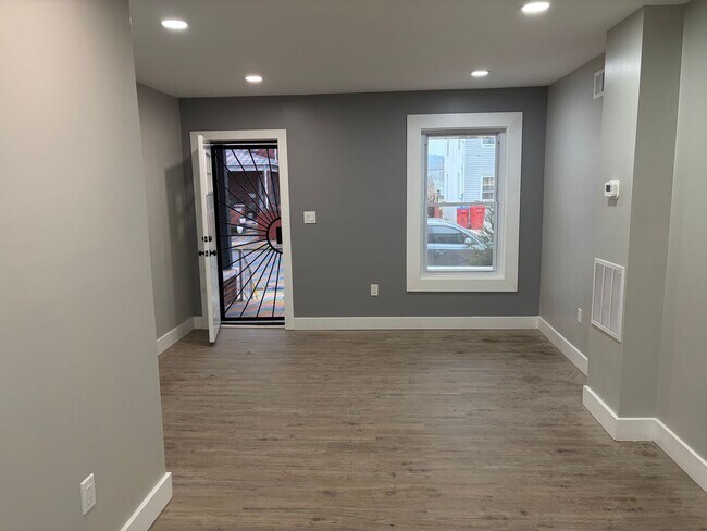 Foto del edificio - This Beautifully Fully Remolded 2 Bed 1 Full Bath Townhome in Stowe is Now Available