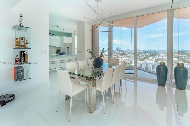 Foto del edificio - 300 S Pointe Dr