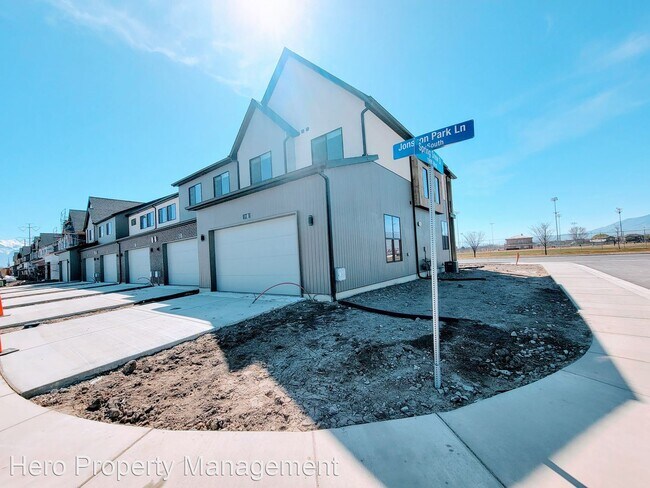 Building Photo - 2 br, 2.5 bath House - 637 South Red Berry...