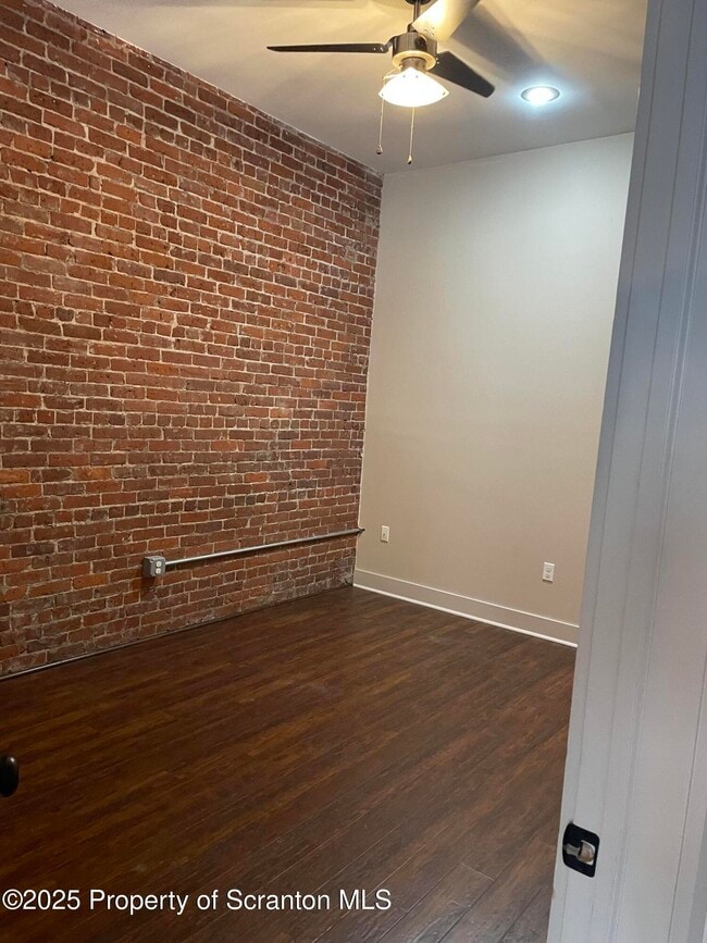 Foto del edificio - 322-322 Penn Ave