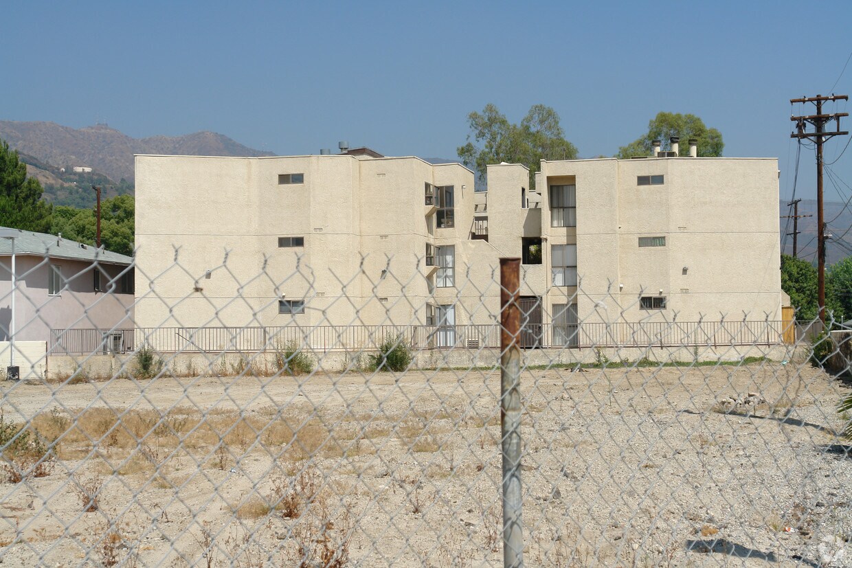 Building Photo - 2121 Scott Rd