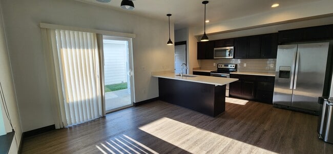 Building Photo - 1002 Rosa Way