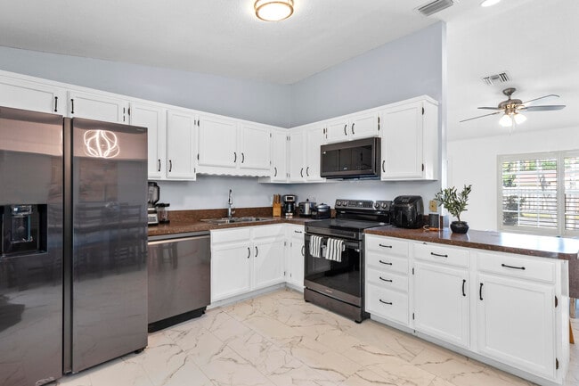 Building Photo - 812 NW 6th Ave