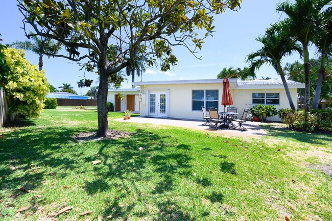 Building Photo - 1452 Crest Dr