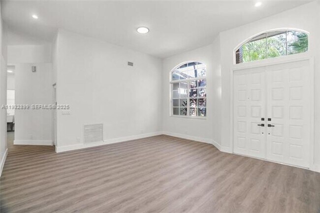 Building Photo - 2611 Oakbrook Ln