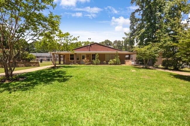 Building Photo - Welcome to Oxford Pointe Apartments – Comfortable Living with a Country Charm in Tyler, TX