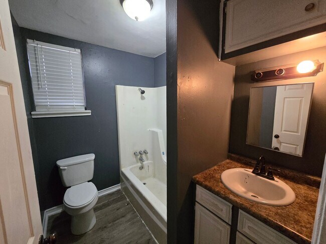 Foto del edificio - Bryan - 2 bedroom / 1 bath upstairs unit.