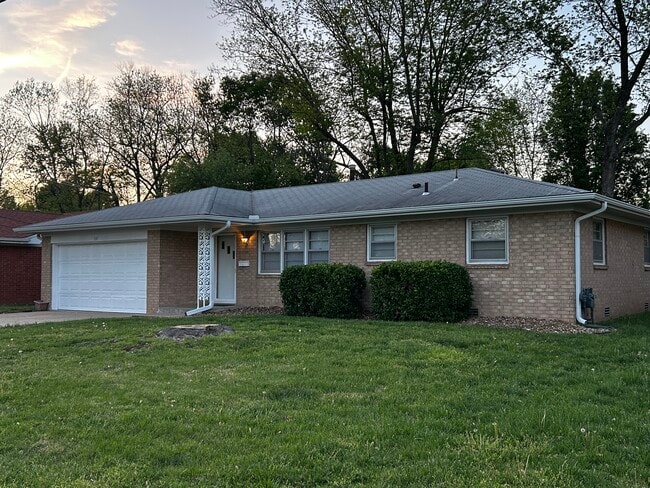 Front/Side view of house - 537 E Glenwood St