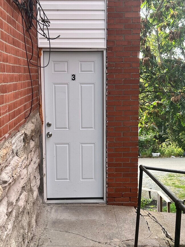 Foto del edificio - 448 Brownsville Rd