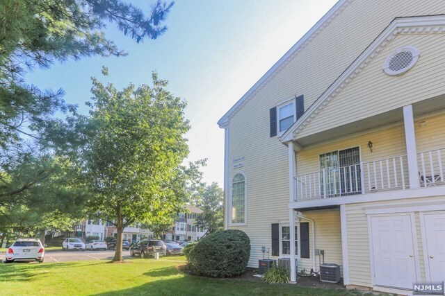 Building Photo - 694 Pepperidge Rd