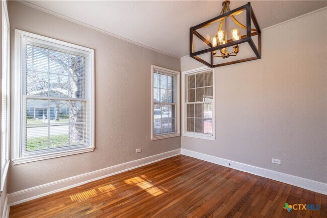 Building Photo - 609 S Pecan Ave