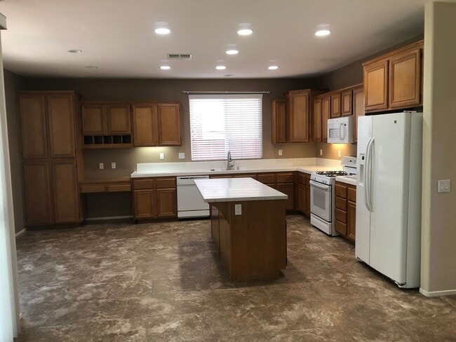 Building Photo - 4 bed Paseo del Sol Home with Downstairs B...